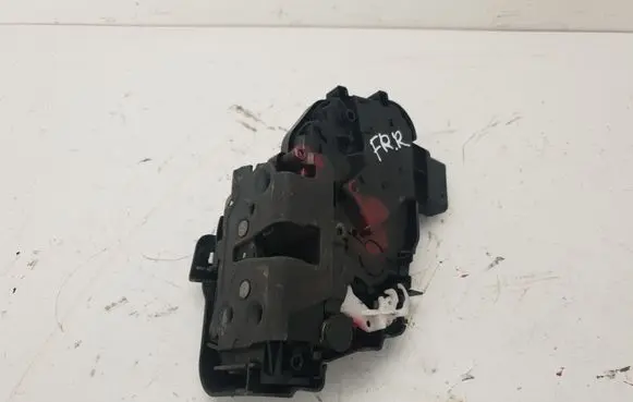 Volvo XC70 Front door lock 31253286