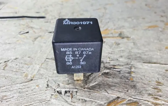Mitsubishi Pajero Other relay MR301971