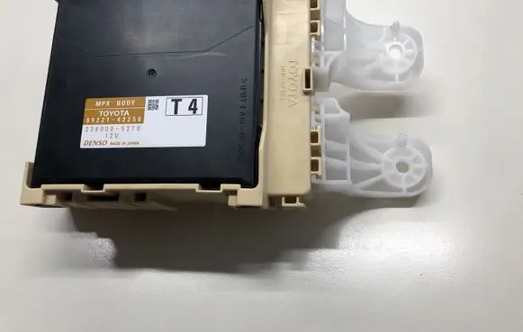 Toyota RAV 4 (XA40) Fuse module 8273042810 63585939 8922142250