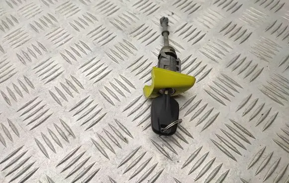 Citroen C4 Cactus Front door lock (next to the handle) 