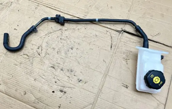 Brake fluid reservoir