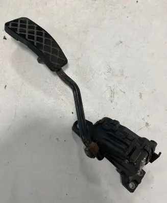 Accelerator throttle pedal