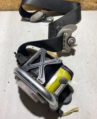 Mitsubishi Grandis Front seatbelt