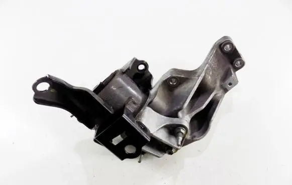Suzuki SX4 S-Cross Engine mount bracket