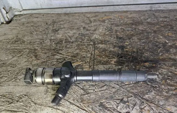 Toyota Corolla Verso AR10 Fuel injector 236700G010