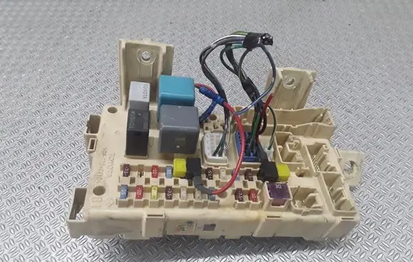 Toyota Avensis T250 Fuse module 8264105020A