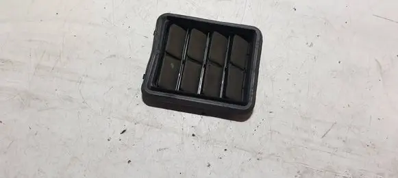 Quarter panel pressure vent