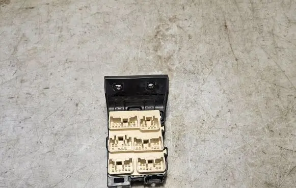 Toyota Avensis T250 Fuse module 8273405030