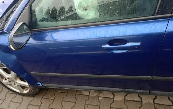 Volvo V50 Front door 47646