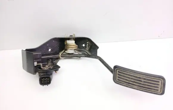 Accelerator throttle pedal
