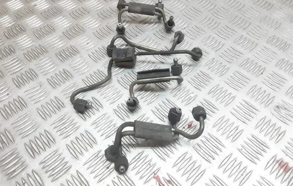 BMW 5 E39 Fuel injector supply line/pipe 