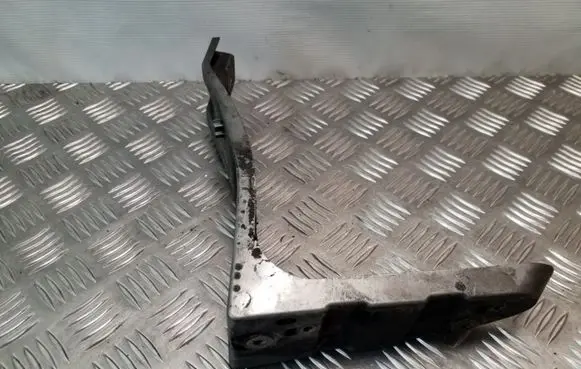 Front bumper mounting bracket