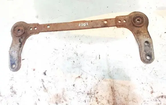 Nissan Qashqai Engine mounting bracket