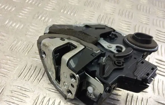 Lexus RX 330 - 350 - 400H Rear door lock