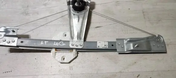 Rear door manual window regulator