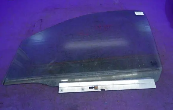 Opel Combo C Front door window glass four-door