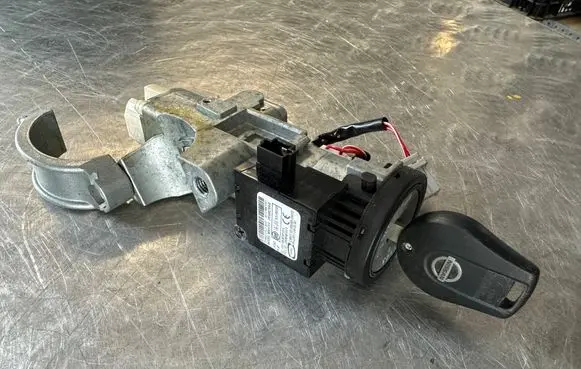 Nissan Juke I F15 Ignition lock 216697757 A1128E197 28590C9968