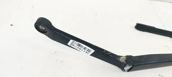 Nissan X-Trail T30 Front wiper blade arm 