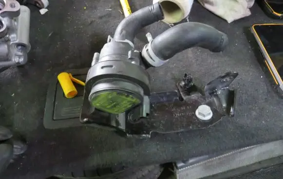 Renault Trafic III (X82) Water pump 0392023219