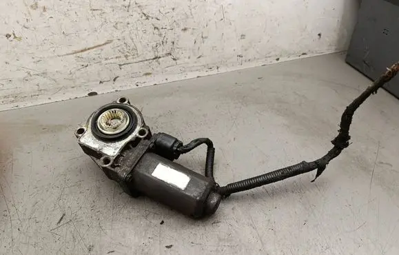 BMW X3 E83 Gearbox-reducer motor 0130008507 8473227771 137744