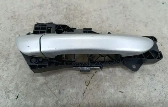 Volkswagen PASSAT B6 Rear door exterior handle/bracket 