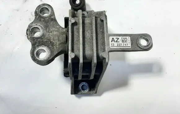 Opel Insignia A Engine mount bracket 13227717