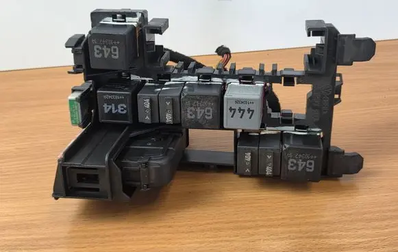 Audi Q7 4L Relay mounting block 4L1937503
