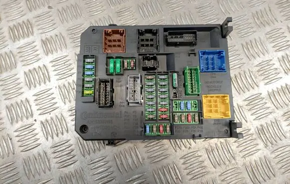 Peugeot 308 Fuse module 9806687880 343032566 BSI0030