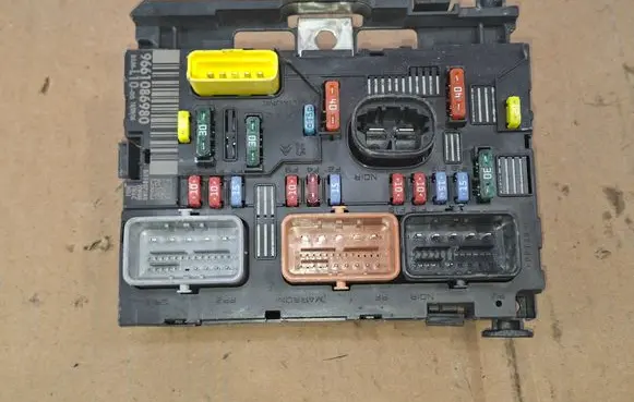 Citroen C4 I Picasso Fuse module 9661086980