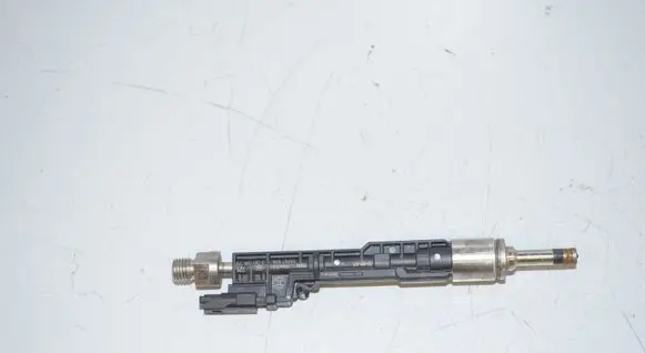 BMW X1 E84 Fuel injector 7639994 13647639994