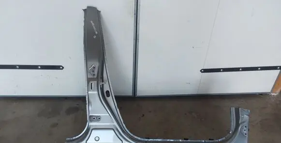 Toyota Auris E180 Front sill (body part) 