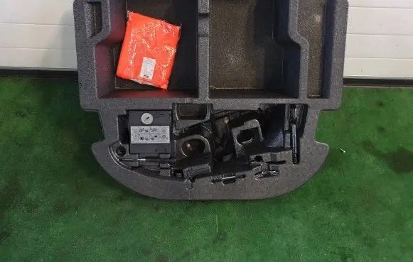 Skoda Octavia Mk3 (5E) Tool box 5E5863957A