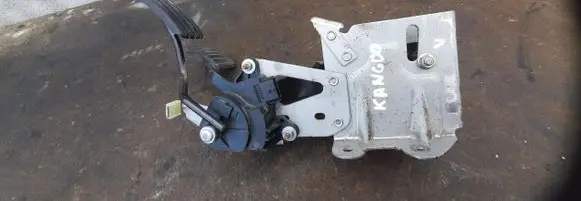 Accelerator throttle pedal