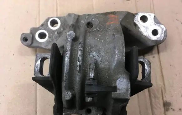 Peugeot 508 RXH Engine mount bracket