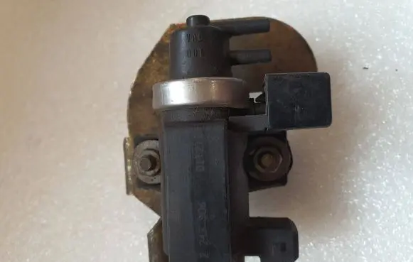 BMW 5 E39 Turbo solenoid valve 72279600 2247906