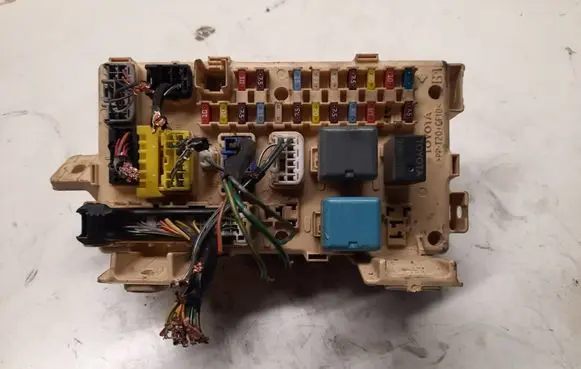 Toyota Avensis T250 Fuse module N82641