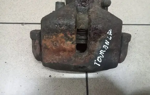 Volkswagen Touran I Front brake caliper 0000