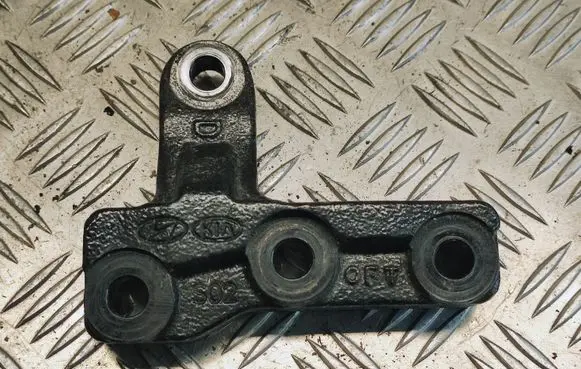 Hyundai Kona I Engine mounting bracket