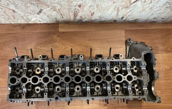 BMW 5 E39 Engine head 77885849