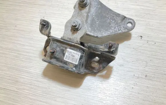 Engine mounting bracket