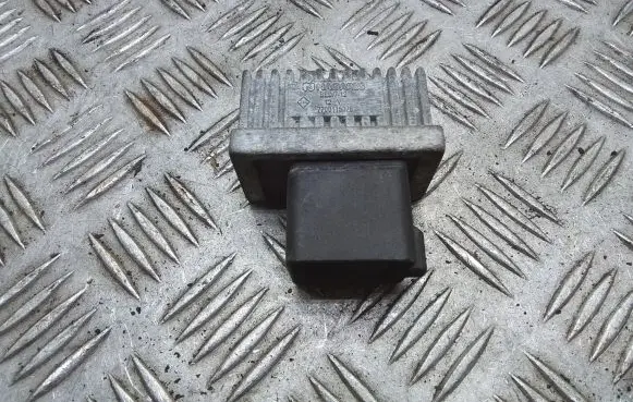 Opel Vivaro Glow plug pre-heat relay 7700115078