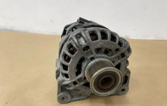 Renault Captur Generator/alternator 231008593R