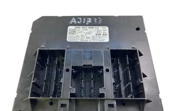 Volkswagen PASSAT B8 Central body control module 5Q0937086CJ