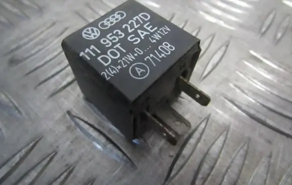 Volkswagen Golf III Other relay 111953227D