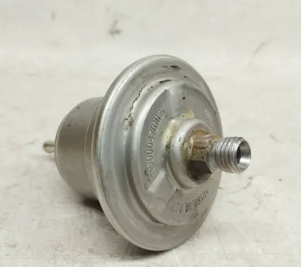 Mercedes-Benz 380 560SEC C126 Fuel pressure regulator 0004761021 A0004761021