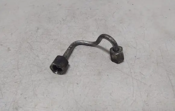 Volkswagen PASSAT B7 Fuel injector supply line/pipe 