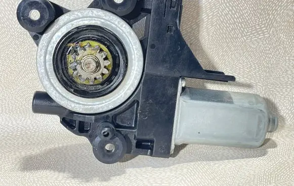 Volvo S80 Front door window regulator motor 970713101 061028 1174077B