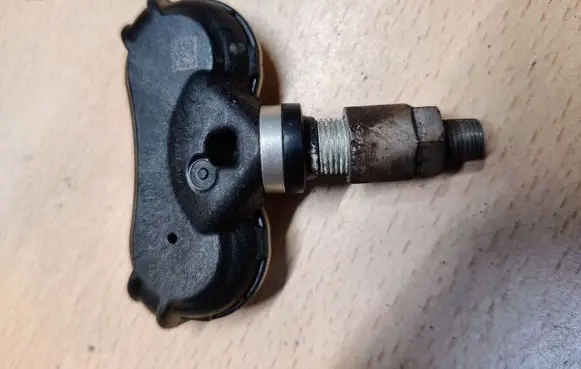 Hyundai ix35 Tire pressure sensor 529333M000