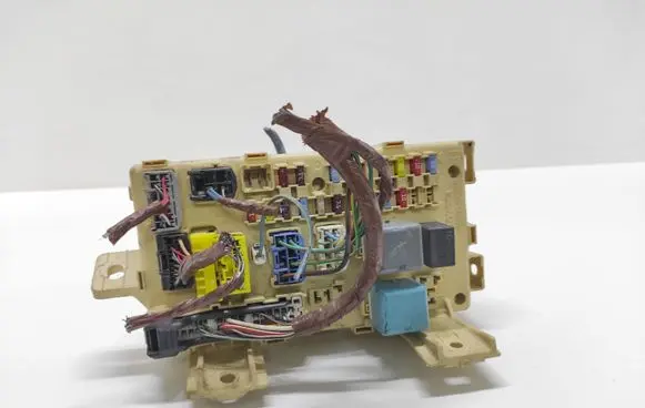 Toyota Avensis T250 Fuse module 82641CA020F 04011912081502