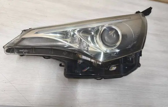 Toyota Avensis T270 Headlight/headlamp